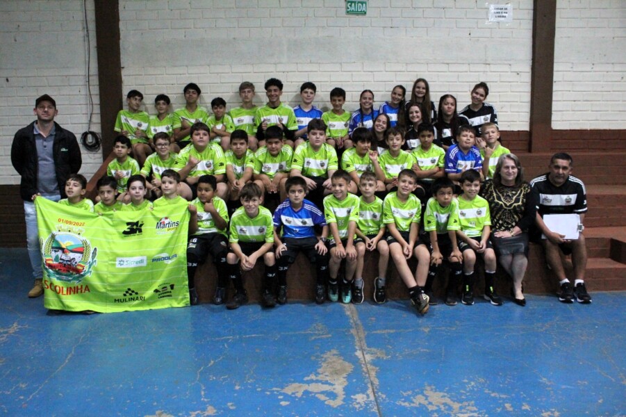 entrega-de-uniformes-esportivos-para-escolinha-de-base-masculino-e-feminino
