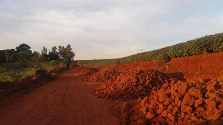 secretaria-municipal-de-desenvolvimento-e-obras-realiza-manutencao-nas-estradas-do-interior