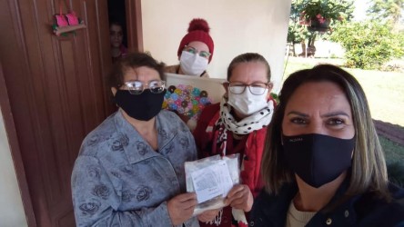assistencia-social-entrega-kits-de-artesanato-as-idosas